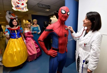 Spiderman esiste, lancia ragnatelle di speranza per i bambini in ospedale